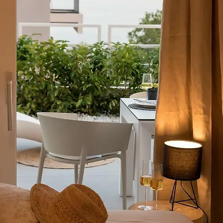 The Pleasurist- With Private Heated Pool And Terrace *