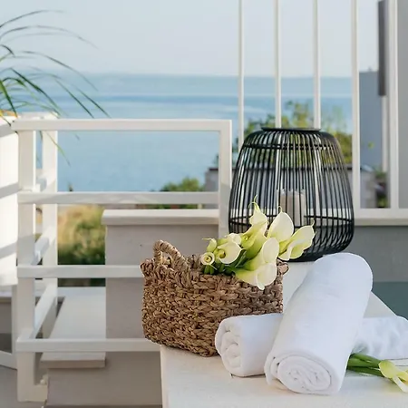 The Pleasurist- With Private Heated Pool And Terrace