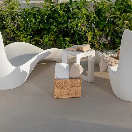 The Pleasurist- With Private Heated Pool And Terrace