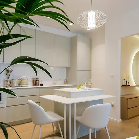 The Pleasurist- With Private Heated Pool And Terrace *